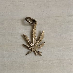 New vintage sterling silver cannabis leaf charm pendant (gold tone)
